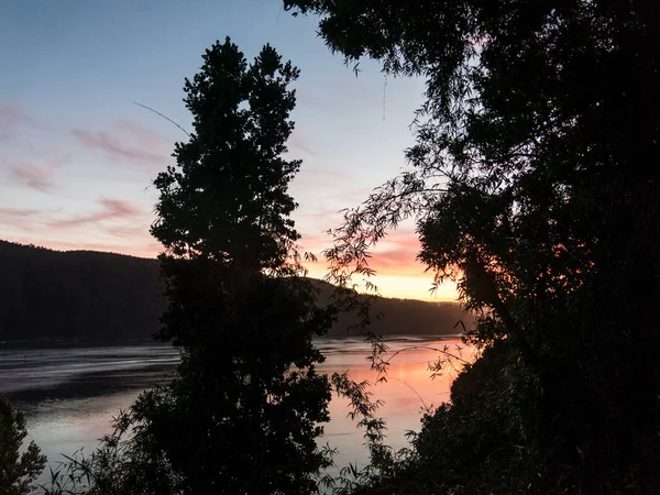 Puesta de sol en la desembocadura del río Valdivia, cerca de la ciudad de la —  Fotos de Stock