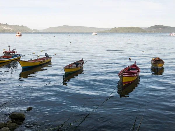 Små fiskebåtar, förtöjd vid kusten av floden Valdivia, — Stockfoto