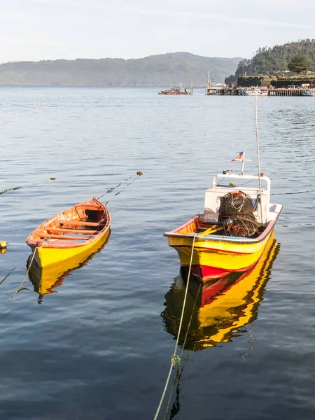 Små fiskebåtar, förtöjd vid kusten av floden Valdivia, — Stockfoto