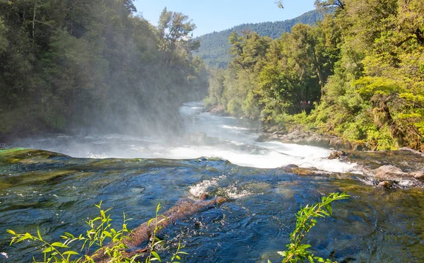 Cachoeira de La Leona, na Reserva Biológica Huilo Huilo, Região de Los Ros, sul do Chile . — Fotografia de Stock