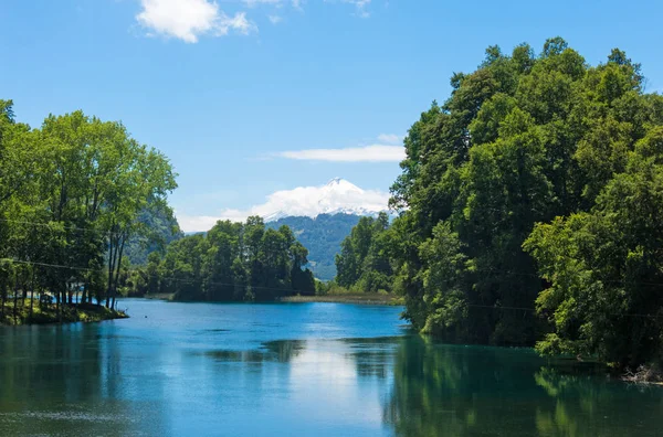 El nevado Volcán Villarrica desde la laguna Pullinque, en la C — Foto de Stock