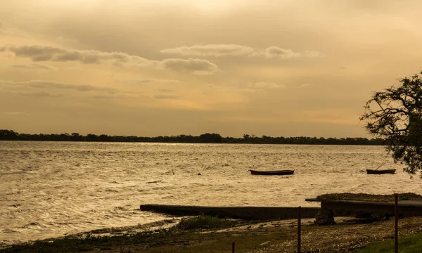 Pôr do sol na fronteira do Rio Uruguai entre Uruguai e Argentina — Fotografia de Stock