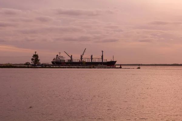 商船はウルグアイ川のヌエバパルミラの産業積み込みドックの近くで待っています。ニューパルミラ市,ウルグアイ — ストック写真