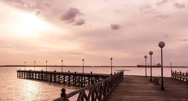 General Flores Pier, naprzeciwko przemysłowej przystani ładunkowej Nueva Palmira, nad rzeką Uruguay. Nueva Palmira, Urugwaj — Zdjęcie stockowe