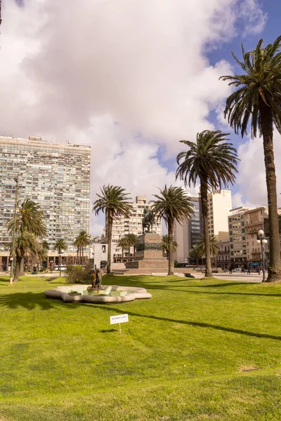 Plaza de la Independencia en Montevideo, Uruguay. Es el centro de la ciudad, con la estatua de Artigas, la Puerta de la Ciudadela, el gobierno de la Torre Ejecutiva y el Palacio Estévez — Foto de Stock