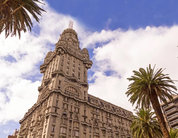 El Palacio Salvo, en la plaza de la independencia de Montevido, el centro de la capital uruguaya. Ecléctico estilo Art Deco, es un edificio emblemático de la ciudad —  Fotos de Stock