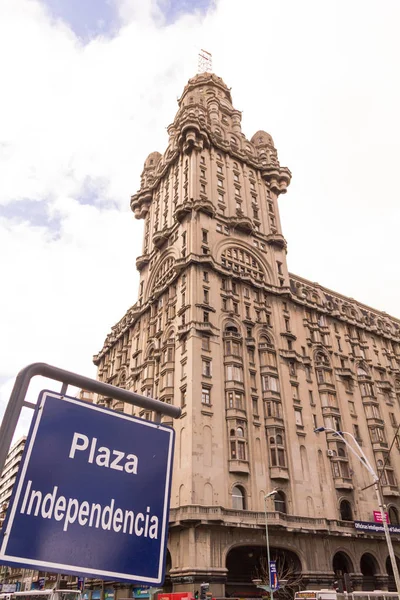 Palacio Salvo, na placu niepodległości Montevido, centrum stolicy Urugwaju. Eclectic Art Deco stylu, jest symbolicznym budynku w mieście — Zdjęcie stockowe