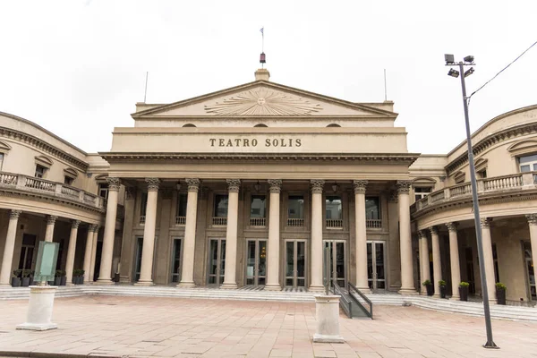 Veduta della famosa facciata del Teatro Solis, la più antica di Montevide — Foto Stock