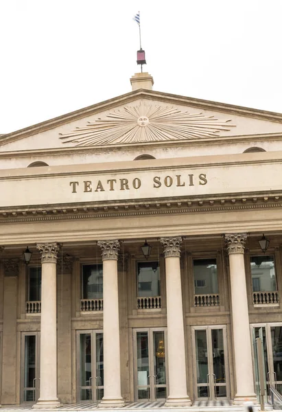 Vue de la célèbre façade du Théâtre Solis, la plus ancienne de Montevide — Photo