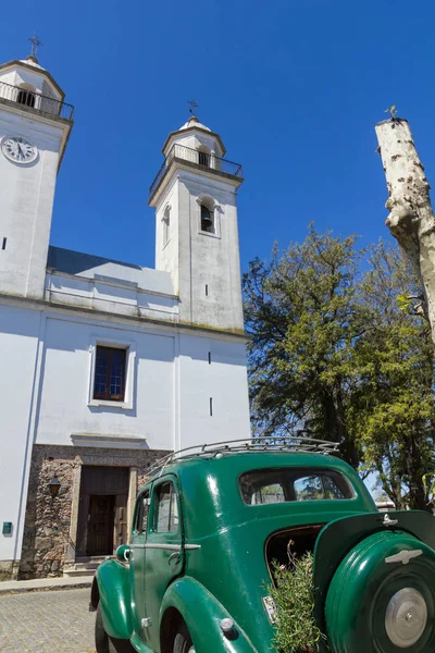 Зеленый и устаревший автомобиль, перед церковью Colonia del Sa — стоковое фото