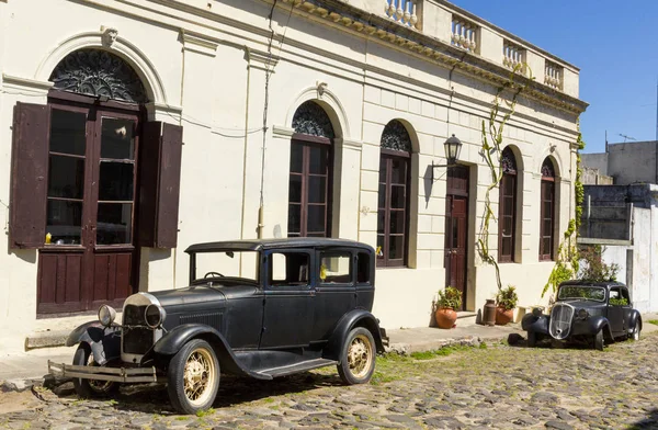 Schwarze und veraltete Autos auf einer der Kopfsteinpflasterstraßen, in der — Stockfoto