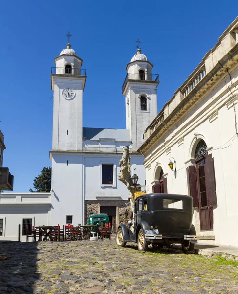 Zastaralá auta, před kostelem Kolonia Del Sacramento, — Stock fotografie