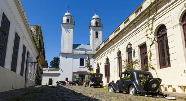 Eski arabalar, Colonia del Sacramento kilisesinin önünde, — Stok fotoğraf