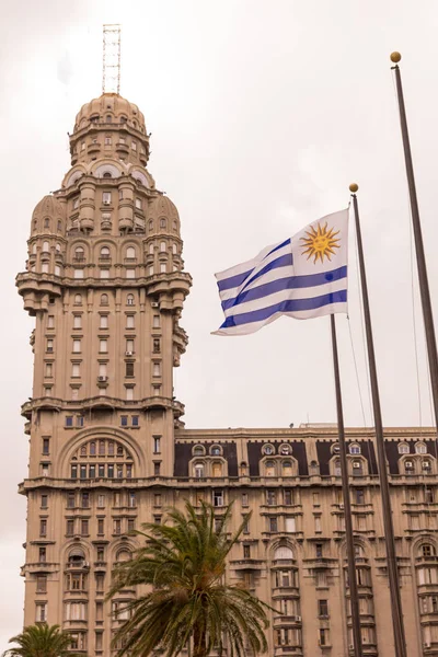 Der palacio salvo und die uruguayische Flagge auf dem Unabhängigkeitsplatz — Stockfoto