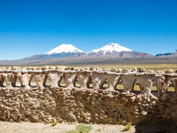 El pueblo y volcan Sajama. El pequeño pueblo andino de Sajama , — Foto de Stock