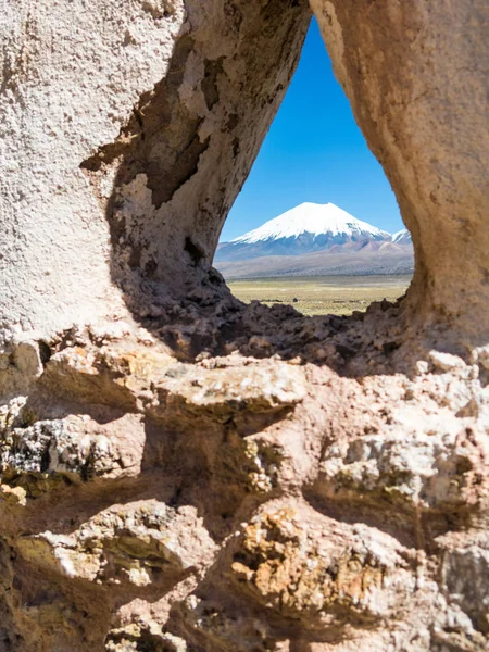 Le village et le volcan Sajama. La petite ville andine de Sajama , — Photo