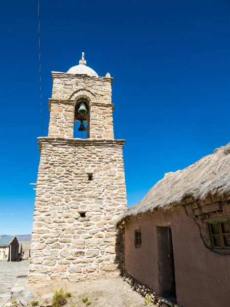 Iglesia de piedra del pueblo de Sajama. El pequeño pueblo andino de —  Fotos de Stock