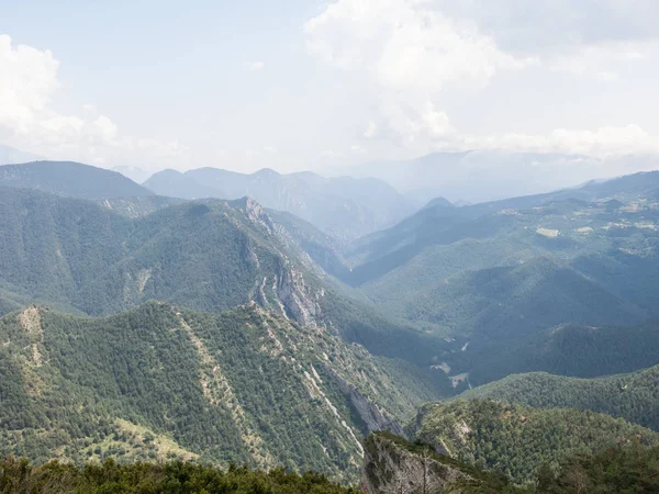 Взгляды с El Pedraforca Fuf, t - одна из самых популярных достопримечательностей. — стоковое фото