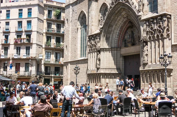 Basilica di Santa Maria del Mar and the tourists. Some tourists — Stock Photo, Image