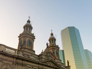 Santiago Metropolitan Katedrali, Armas meydanında. Bu t