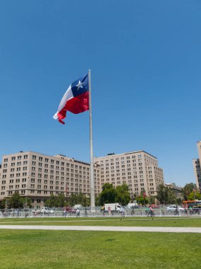 Şilililer dev bayrak ile vatandaşlık Meydanı, Santiago de Chile şehir merkezinde Avenida La Alameda üzerinde yürüme. Şili.