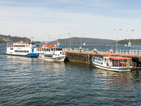 Passenger ferry docked at the pier of the town of Corral, at the mouth of the Valdivia River, in the Region of the Rivers, in southern Chile. — Stock Photo, Image