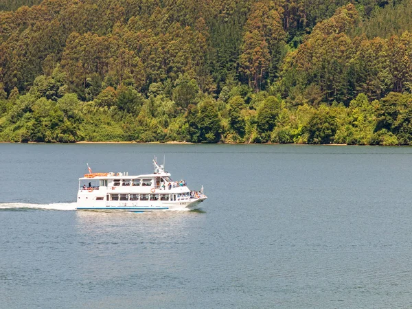 Un ferry navega a lo largo del río Valdivia, en la región de Río, en el sur de Chile. Es el segundo río más grande del país . —  Fotos de Stock