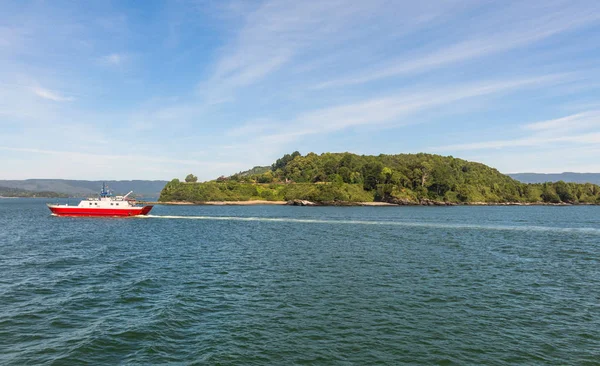 En färja båt seglar längs Valdivia floden, i Rio regionen, i södra Chile. — Stockfoto