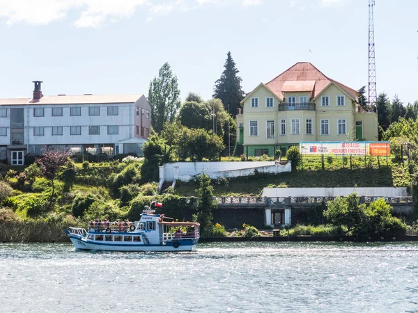 A kompcsónak vitorlák mentén a Valdivia folyó, a Rio régió, Dél-Chile. — Stock Fotó