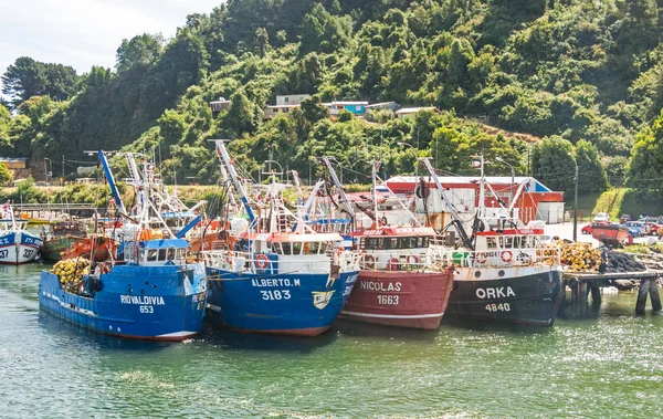 Dock at the mouth of the Valdivia River, with fishing boats moor — Stock Photo, Image