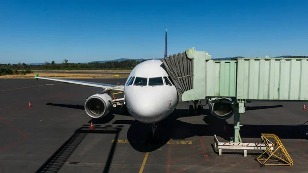 A airplane in Valdivia airport. Pichoy Airport is an airport located in the commune of Mariquina, Chile, 23 kilometers northeast of Valdivia. — Stock Photo, Image