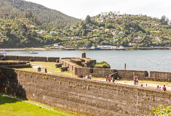 Megerősített falai a történelmi Corral erőd védelme a megközelítés az egykori spanyol gyarmati város Valdivia Dél-Chile — Stock Fotó