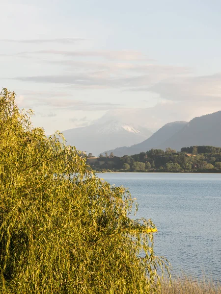 Der erstaunliche Choshuenco-Vulkan, umgeben von Wolken, über dem Meer — Stockfoto