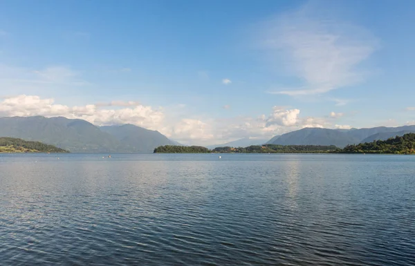 A Panguipulli-tó nyugodt vizeinek derűs panorámája, a — Stock Fotó