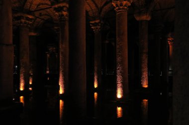 Bazilika Sarnıcı - İmparator Justinianus 'un altıncı yüzyılda inşa ettiği yeraltı su deposu, İstanbul, Türkiye