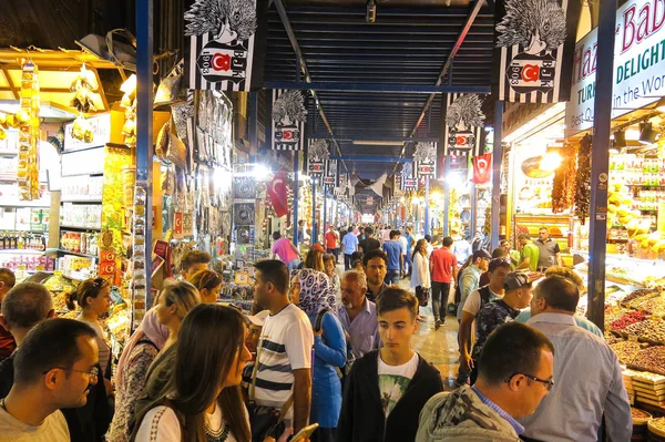 O Grande Bazar de Istambul é o mais famoso mercado coberto oriental do mundo. Istambul, Turquia , — Fotografia de Stock