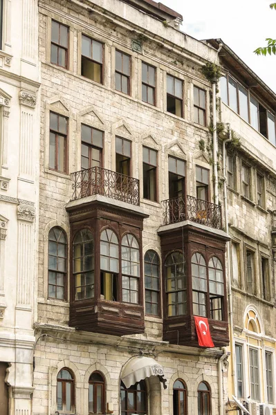Fachada de uma casa no centro da cidade de Istambul, Turquia , — Fotografia de Stock
