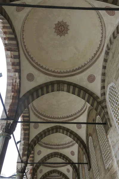 Detalj av innergård på Blå moskén i Istanbul, Turkiet. Mer än 32 miljoner turister besöker Turkiet varje år. — Stockfoto