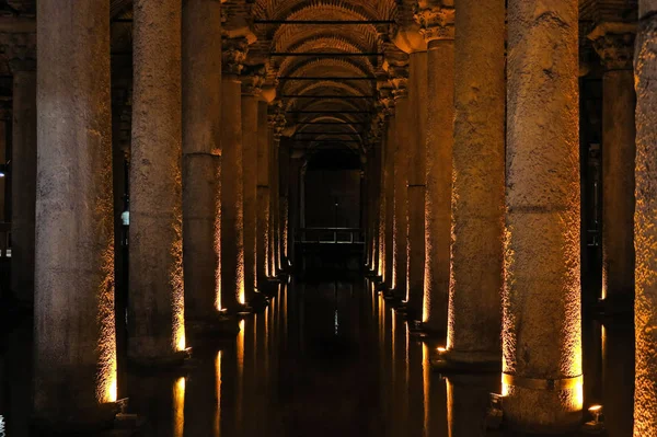 Bazilika Sarnıcı - İmparator Justinianus 'un altıncı yüzyılda inşa ettiği yeraltı su deposu, İstanbul, Türkiye — Stok fotoğraf