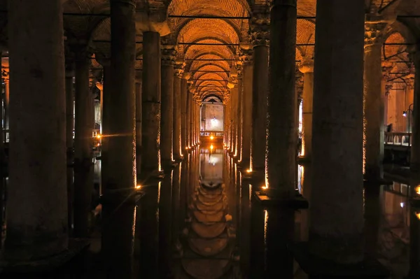 Basilica Cistern -公元6世纪查士丁尼亚努斯皇帝建造的地下水库，土耳其伊斯坦布尔 — 图库照片