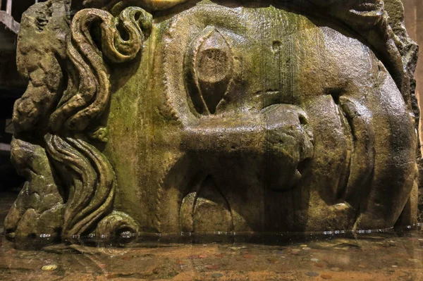 Medusa huvud i den Basilica Cisterna i Istanbul, Turkiet. — Stockfoto