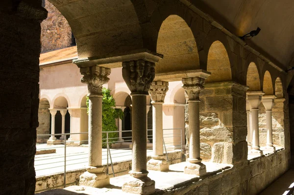 Krużganek klasztoru Sant Pere de Rodes, Hiszpania. — Zdjęcie stockowe