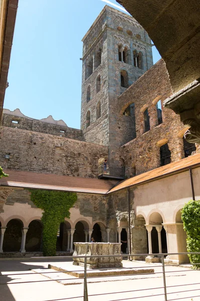 サン ペレ デ ロデス、スペインの修道院の回廊. — ストック写真