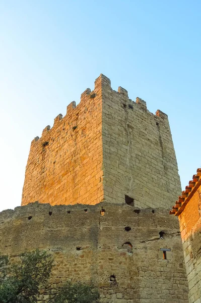 Tornet på den medeltida slott Peratallada. Katalonien, Spanien — Stockfoto