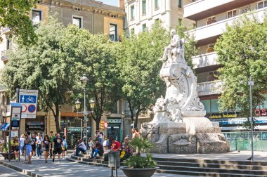 Turistler Las Ramblas üzerinde Placa del Teatre Frederic Soler heykeli önünde yürüyüş. En çok Serafi Pitarra olarak bilinen yazar, oyun yazarı, şairdi. Barselona, İspanya
