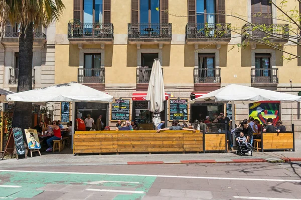 Les touristes mangent et boivent sur une terrasse dans le quartier maritime de Barceloneta. En Espagne, ces bars sont appelés bars de plage. Espagne — Photo