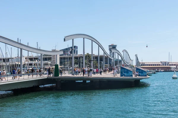 Il porto di Barcellona, alla fine delle Ramblas Nella foto, le Ramblas sul mare, l'edificio Maremagnum e la torre della funicolare — Foto Stock