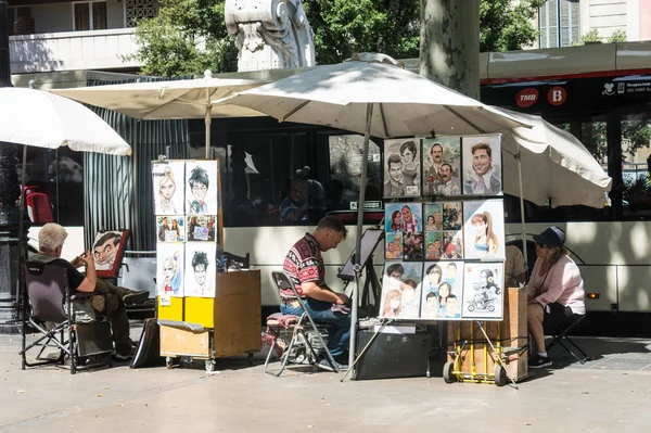 Puesto de artistas que venden grabados y pinturas en la calle peatonal Las Ramblas de Barcelona. Cataluña. España — Foto de Stock