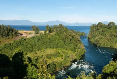 Rio Bueno'nun doğuşu, Şili'nin üçüncü büyük gölü olan Ranco Gölü'nden ayrılıyor. Arka planda, And Dağları sıradağları. Los Rios bölgesinde, Araucana veya Patagonya, Şili Andes. Şili'nin güneyinde.