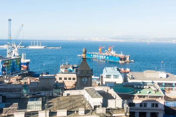 Der belebte frachthafen in südamerika in valparaiso, chile. es — Stockfoto
